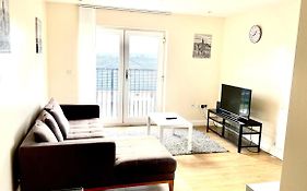 Holiday Flat In Central Slough Near To London Heathrow And Windsor With Free Car Park
