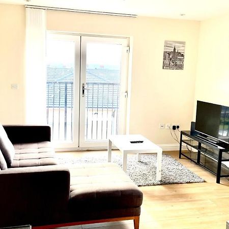 Holiday Flat In Central Slough Near To London Heathrow And Windsor With Free Car Park Exterior photo
