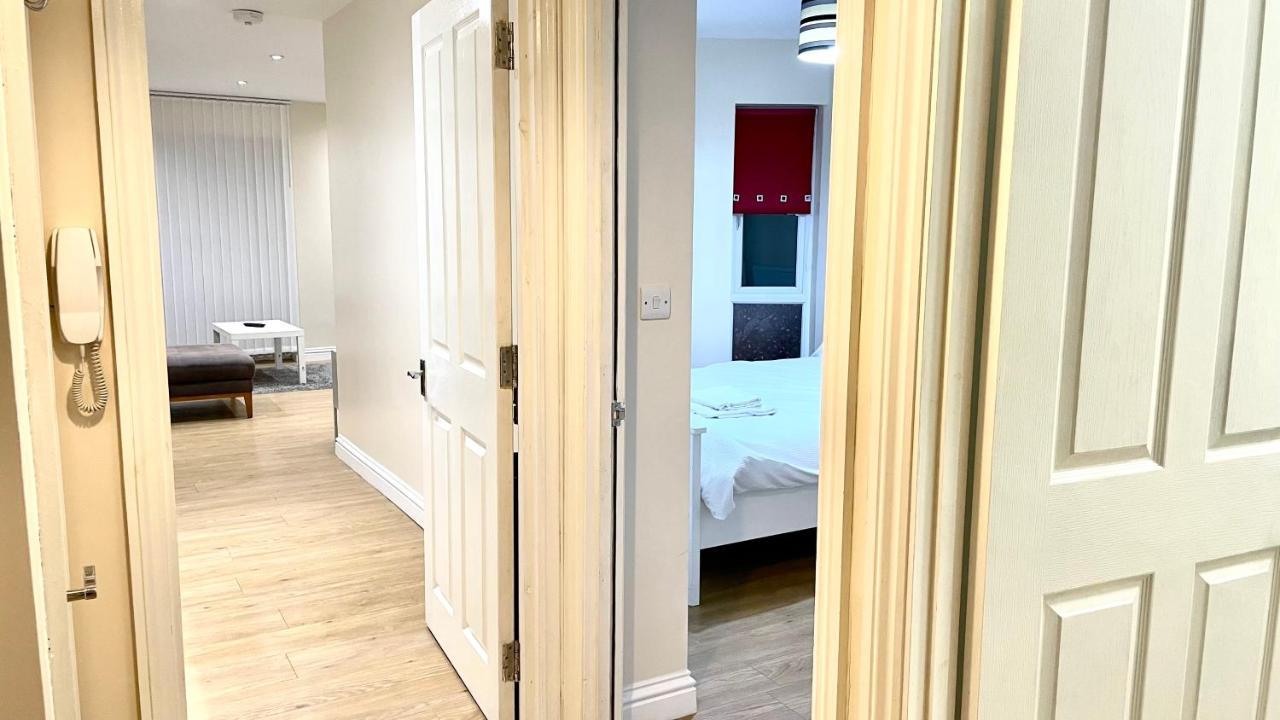 Holiday Flat In Central Slough Near To London Heathrow And Windsor With Free Car Park Exterior photo