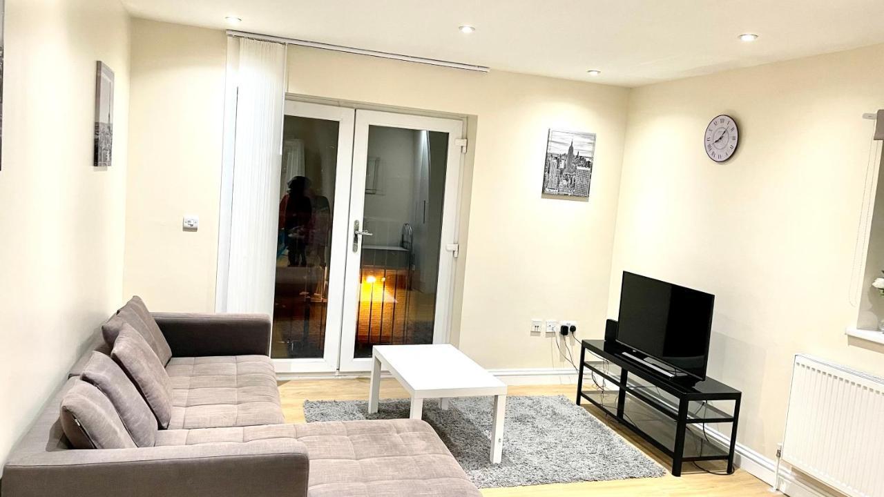 Holiday Flat In Central Slough Near To London Heathrow And Windsor With Free Car Park Exterior photo