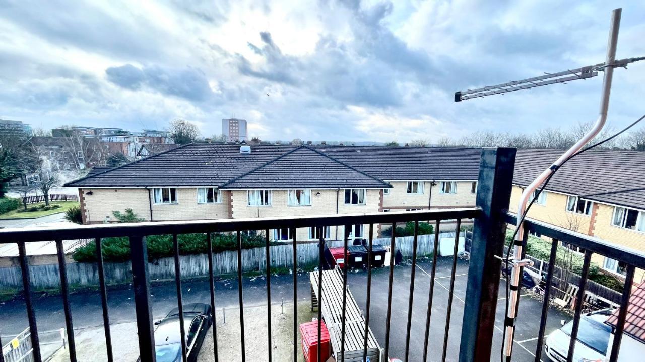Holiday Flat In Central Slough Near To London Heathrow And Windsor With Free Car Park Exterior photo