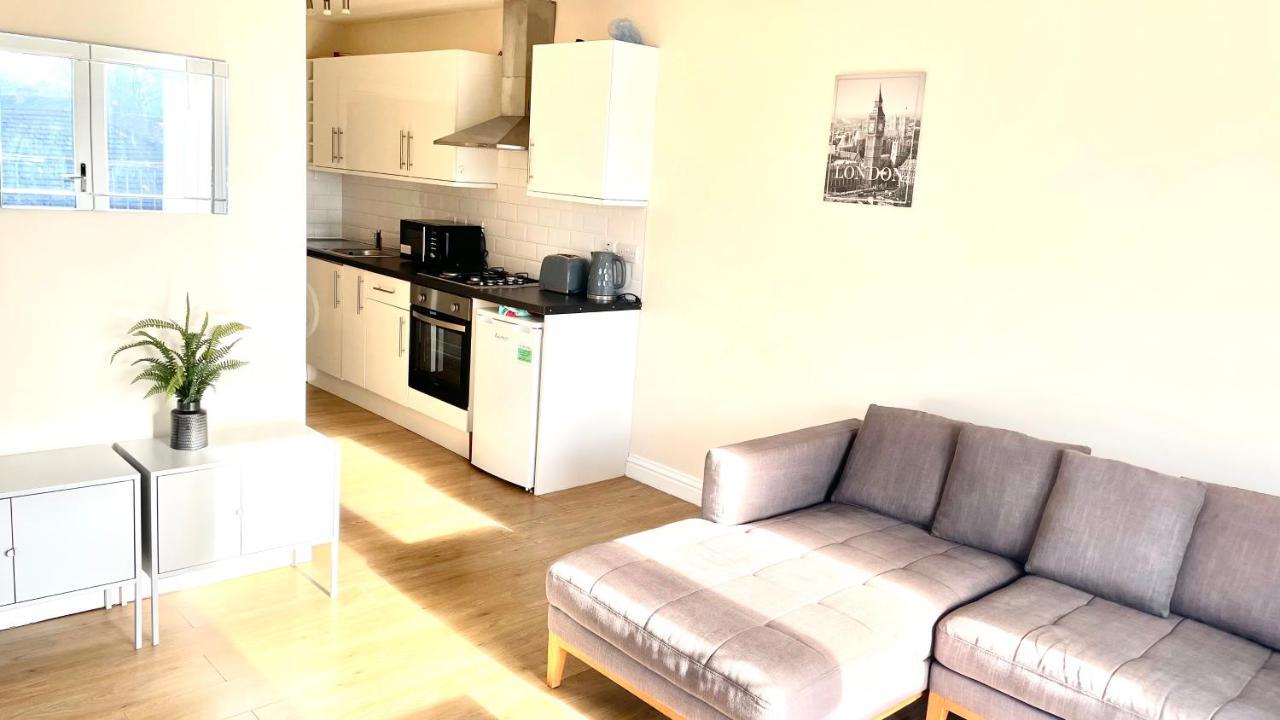 Holiday Flat In Central Slough Near To London Heathrow And Windsor With Free Car Park Exterior photo